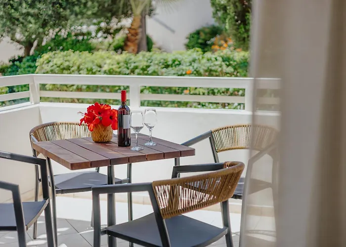 Melissi & Ξενοδοχείο Αγία Νάπα